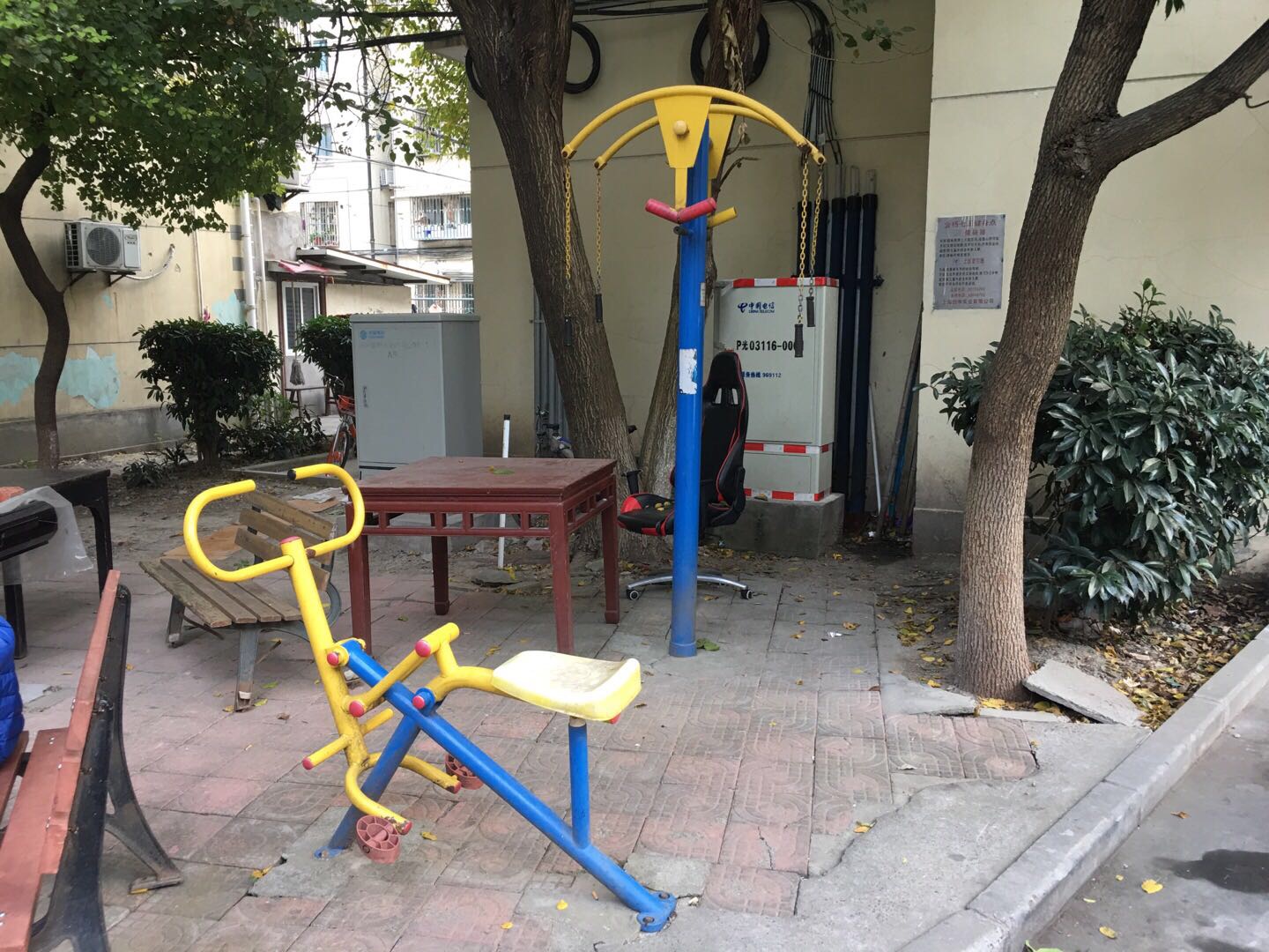 金楊七居10號(hào)車庫(kù)對(duì)面