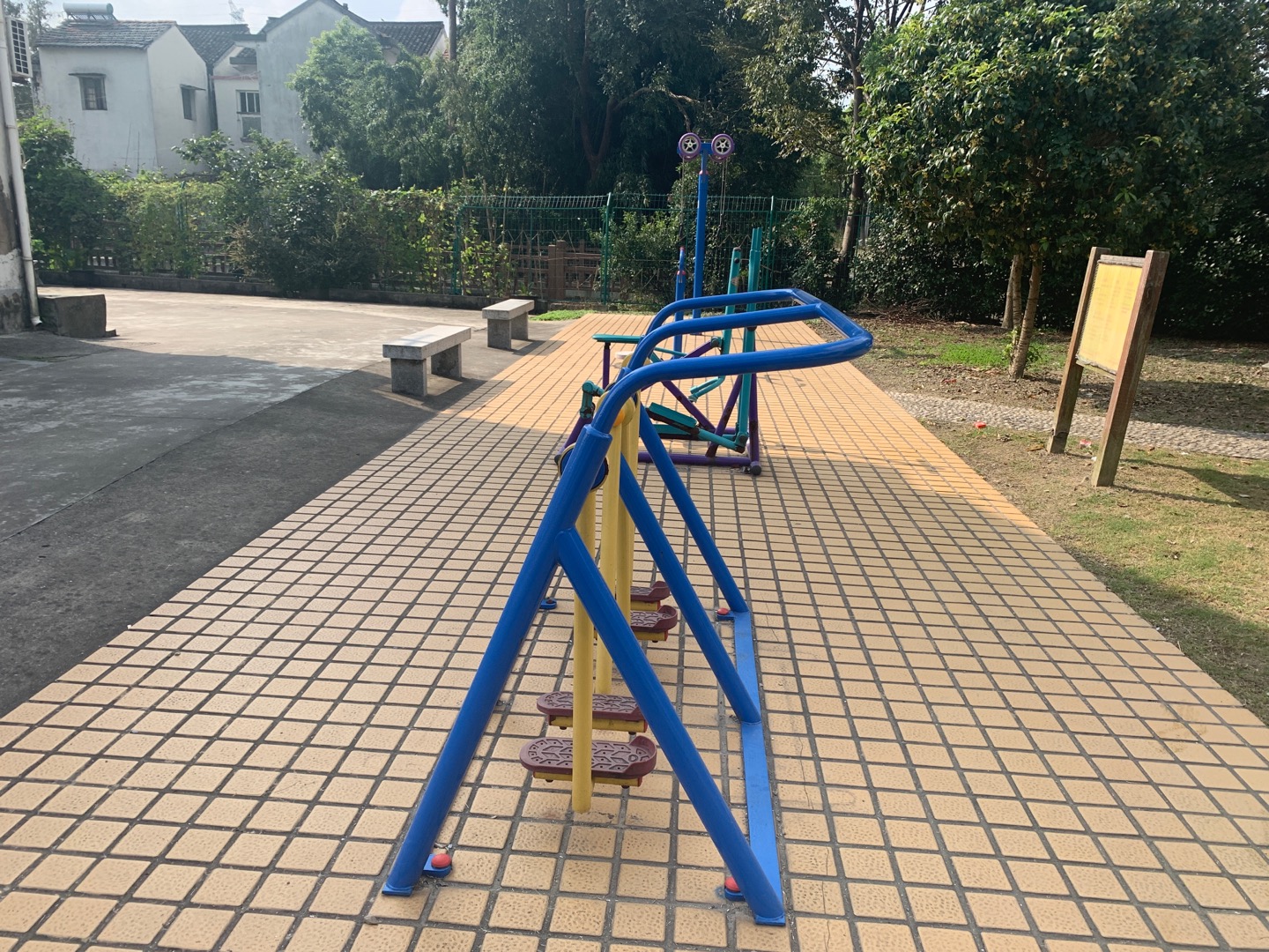 新源村9隊健身點
