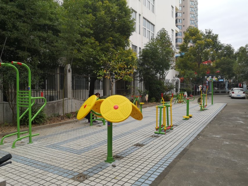 川沙路5046弄8號(hào)北側(cè)健身點(diǎn)