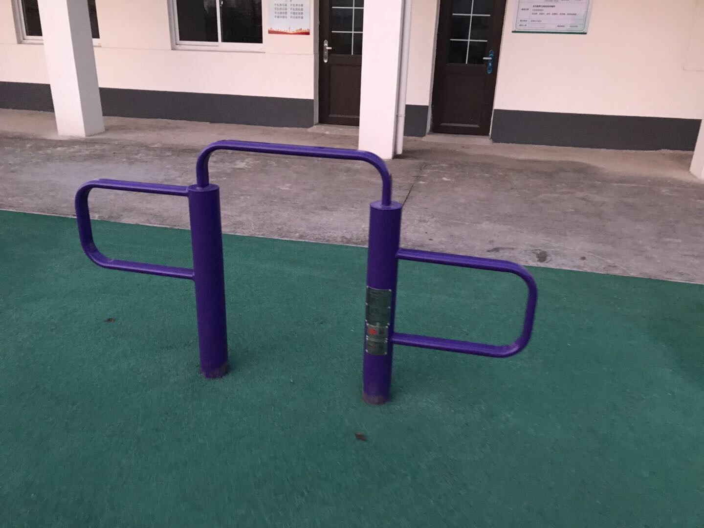 彈振壓腿器