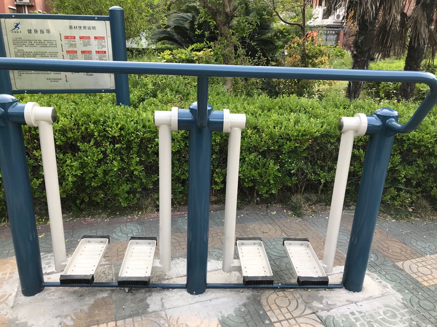 二位太空漫步機(jī)