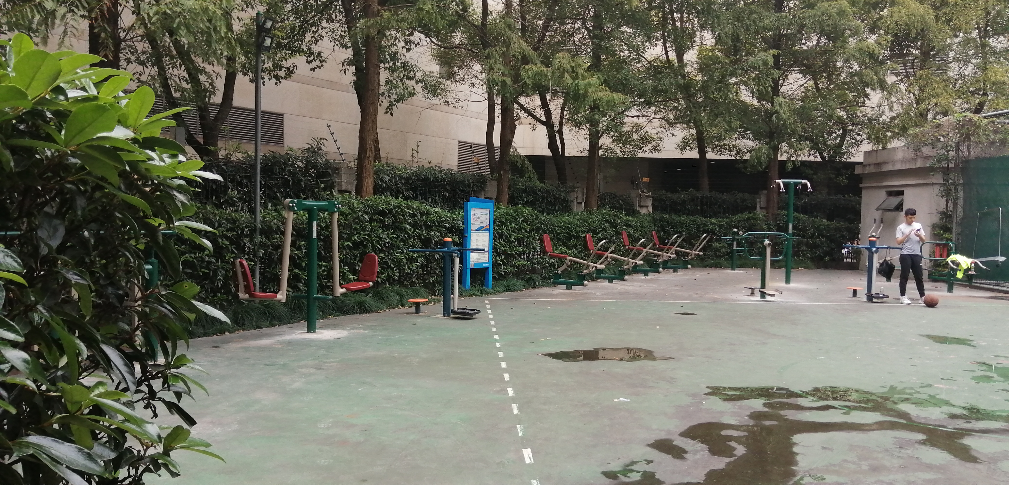 靜安區(qū)曹家渡街道達(dá)安居委健身苑（康定路1588號(hào)）
