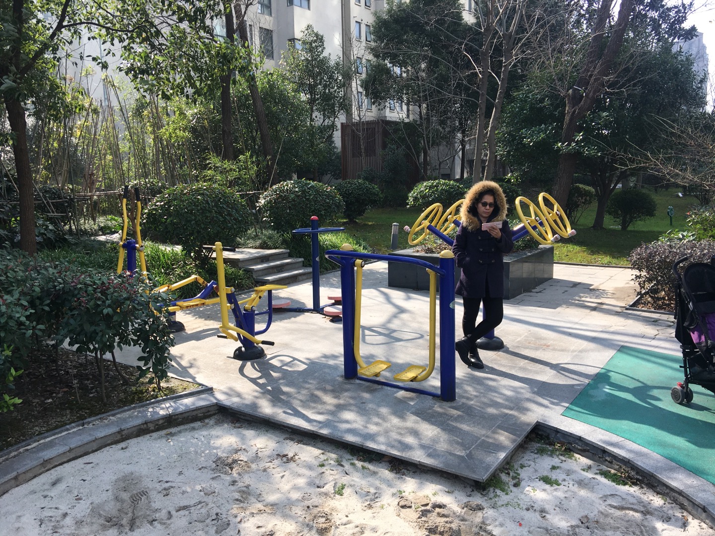 中信泰富錦苑13號(hào)樓門口市民健身點(diǎn)