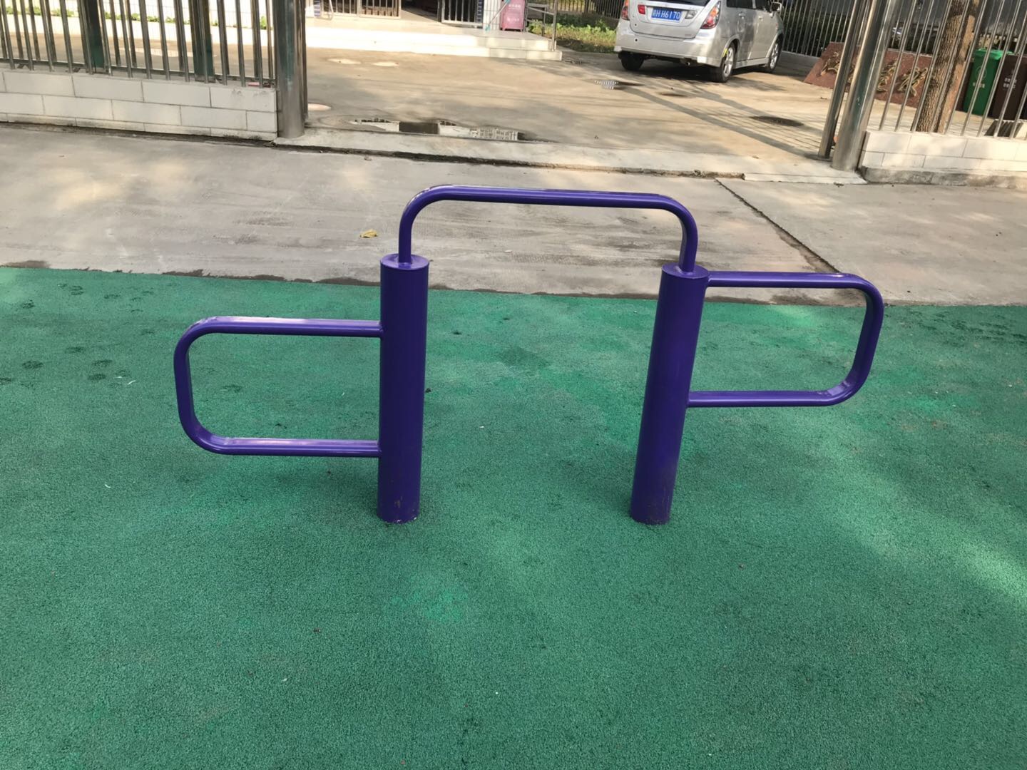 彈振壓腿器