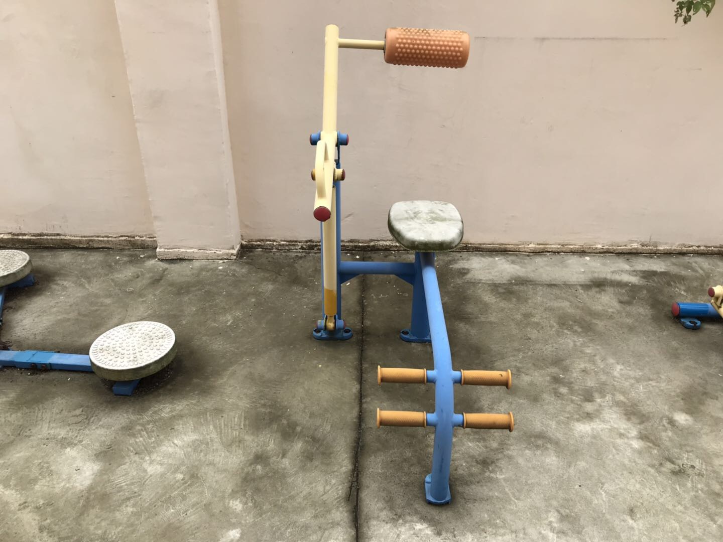 腹背鍛煉器