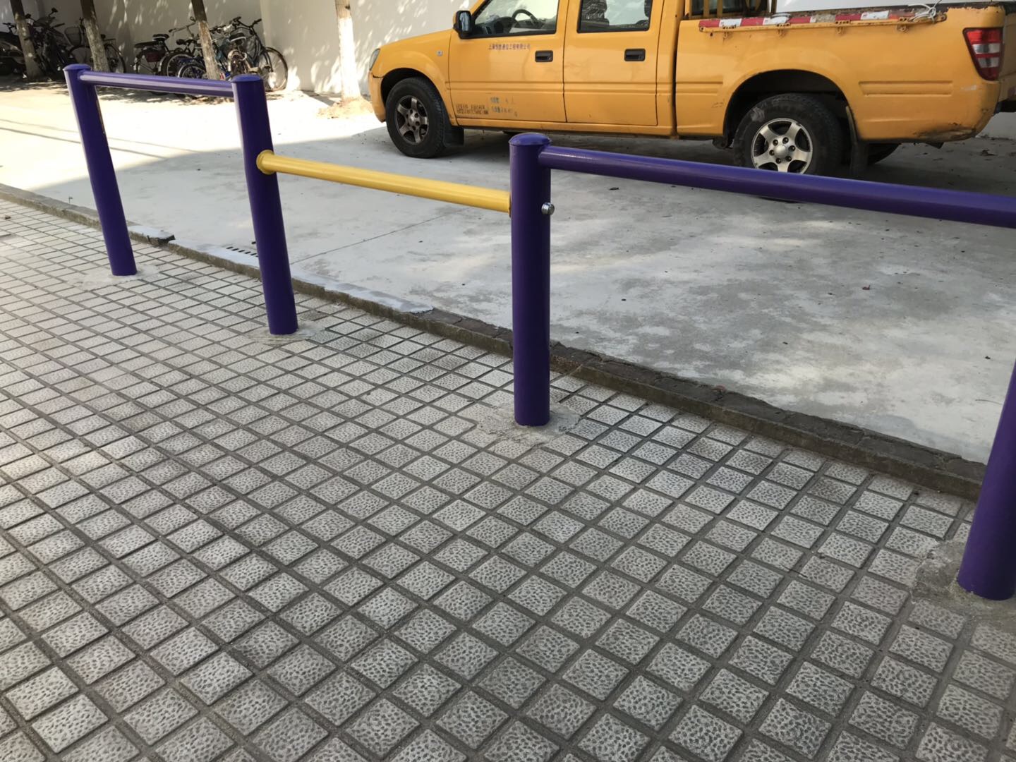 彈振壓腿器