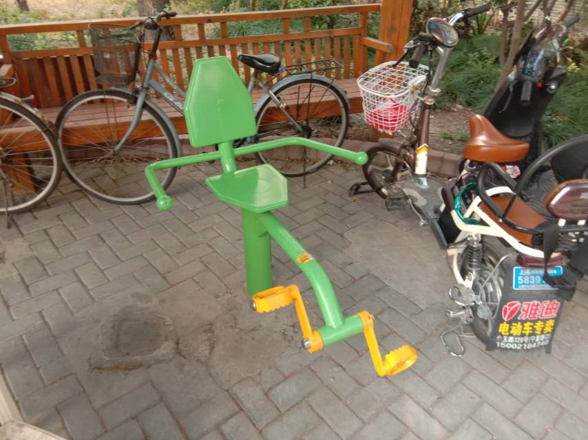 斜躺健身車
