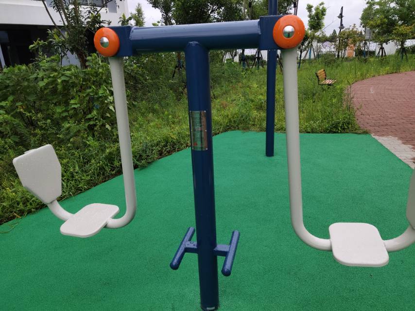 雙位坐蹬器