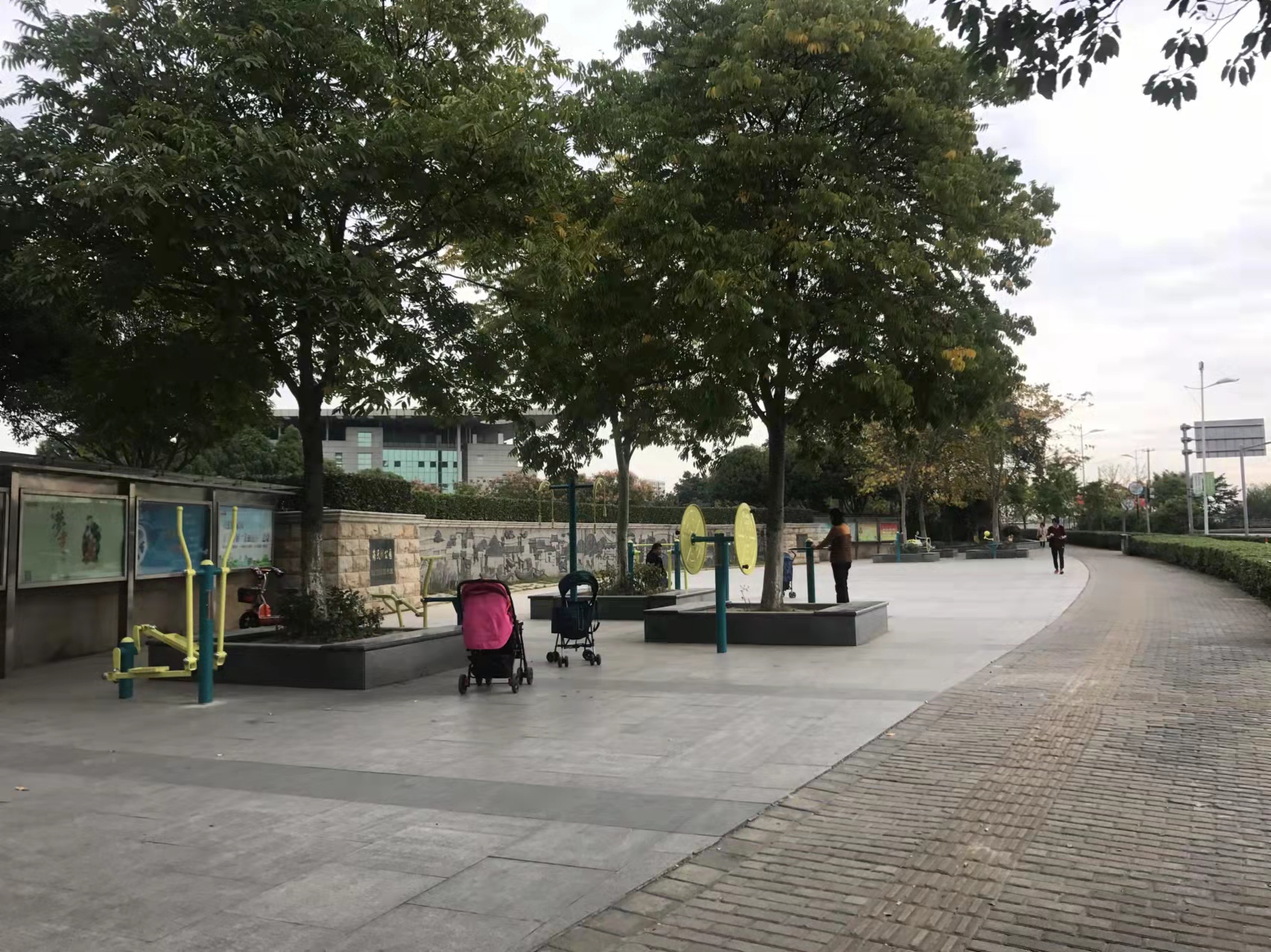 海天湖公園雷鋒廣場(chǎng)健身路徑