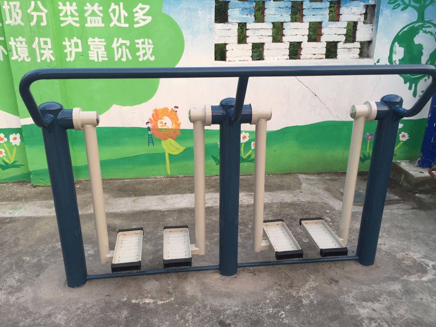 二位太空漫步機(jī)