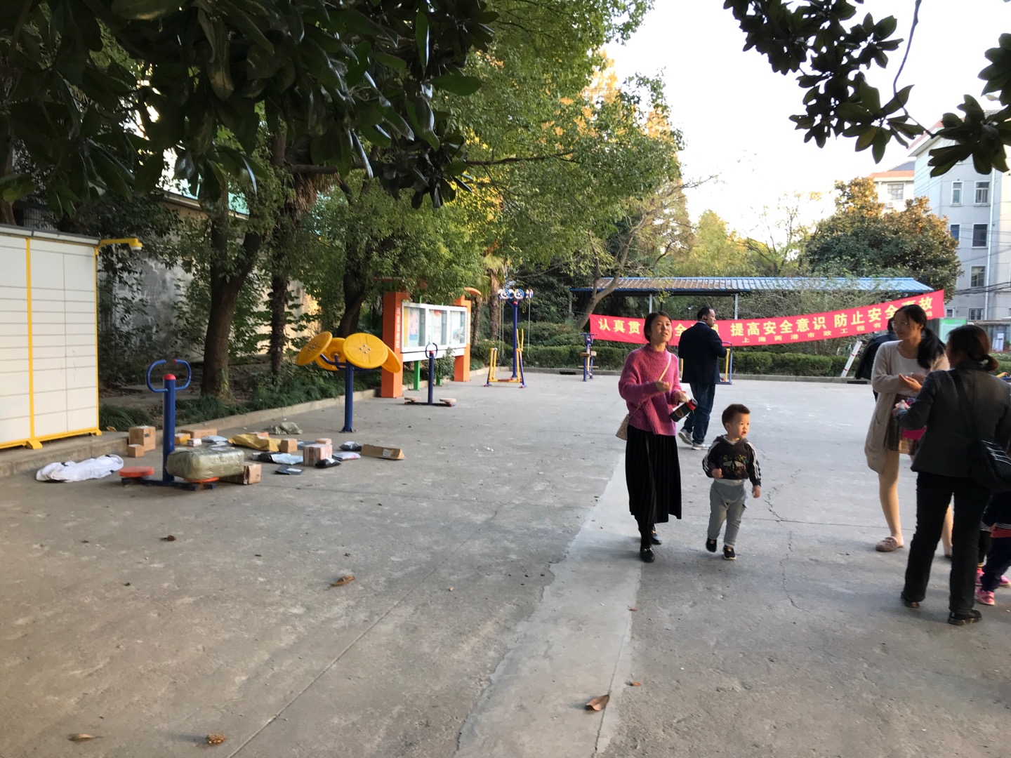 朝陽居委鹽朝公路1446號（朝農新村內）健身路徑