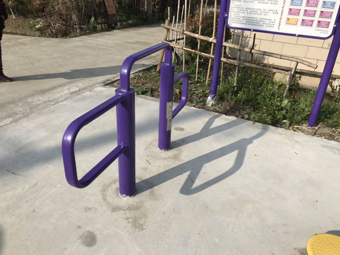 彈振壓腿器