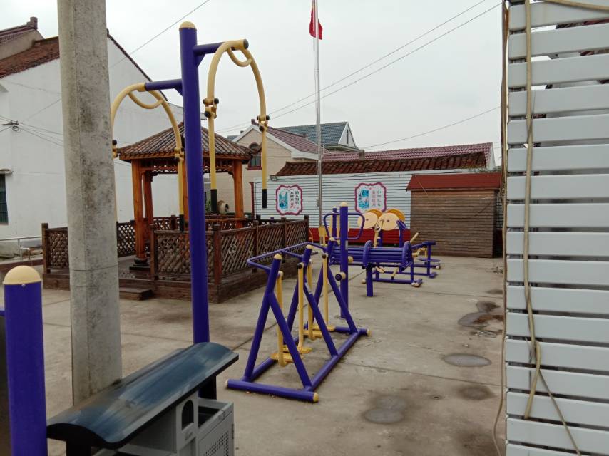 堡鎮(zhèn)營房村西部2隊(duì)健身點(diǎn)
