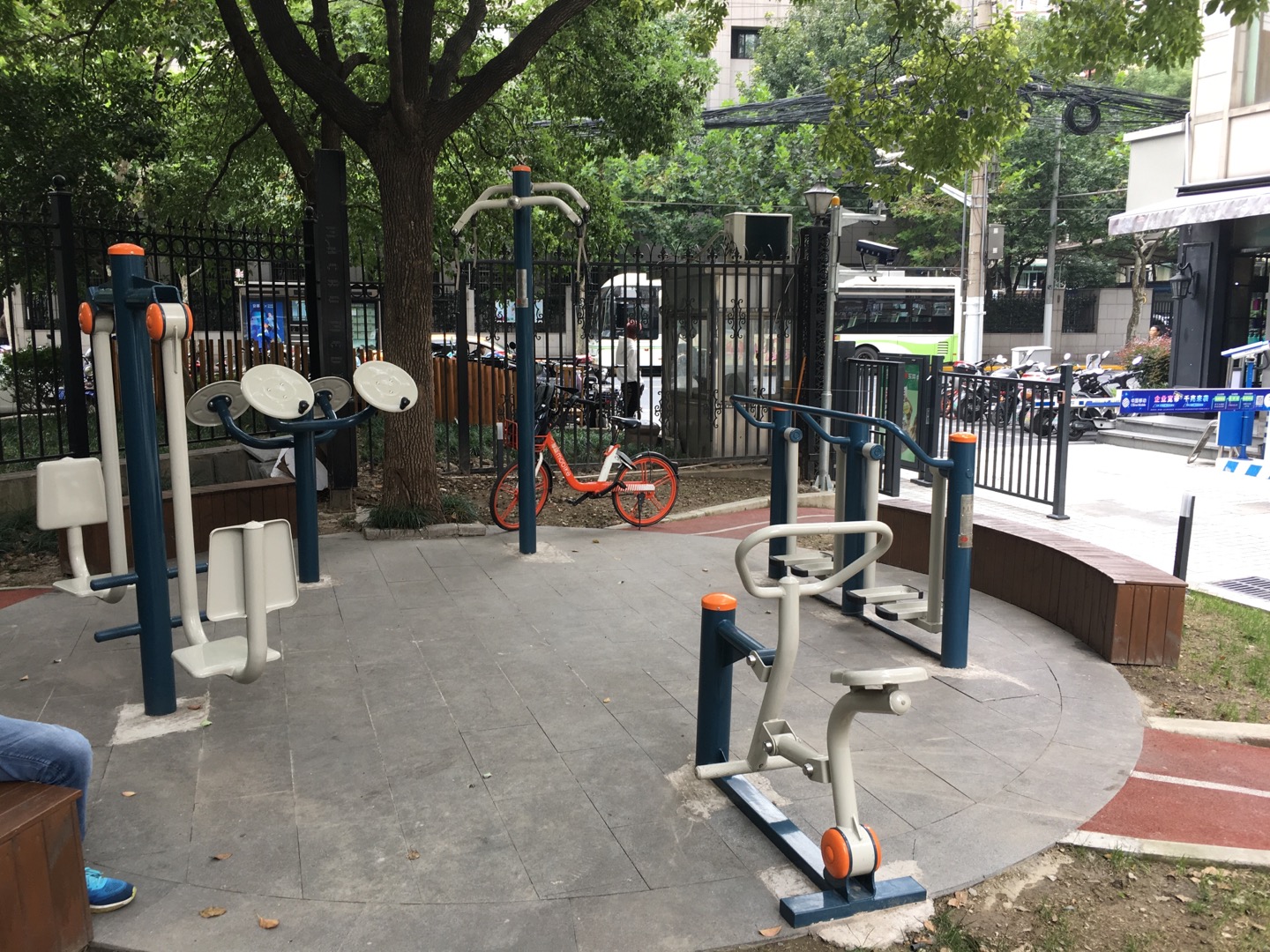 靜安區(qū)曹家渡街道三和居委健身點 （武定路1135弄）