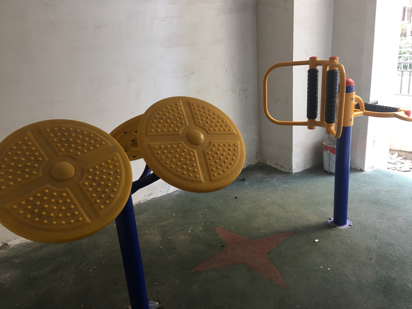 綠地臻品嘉園小區(qū)889弄98號底樓市民健身點