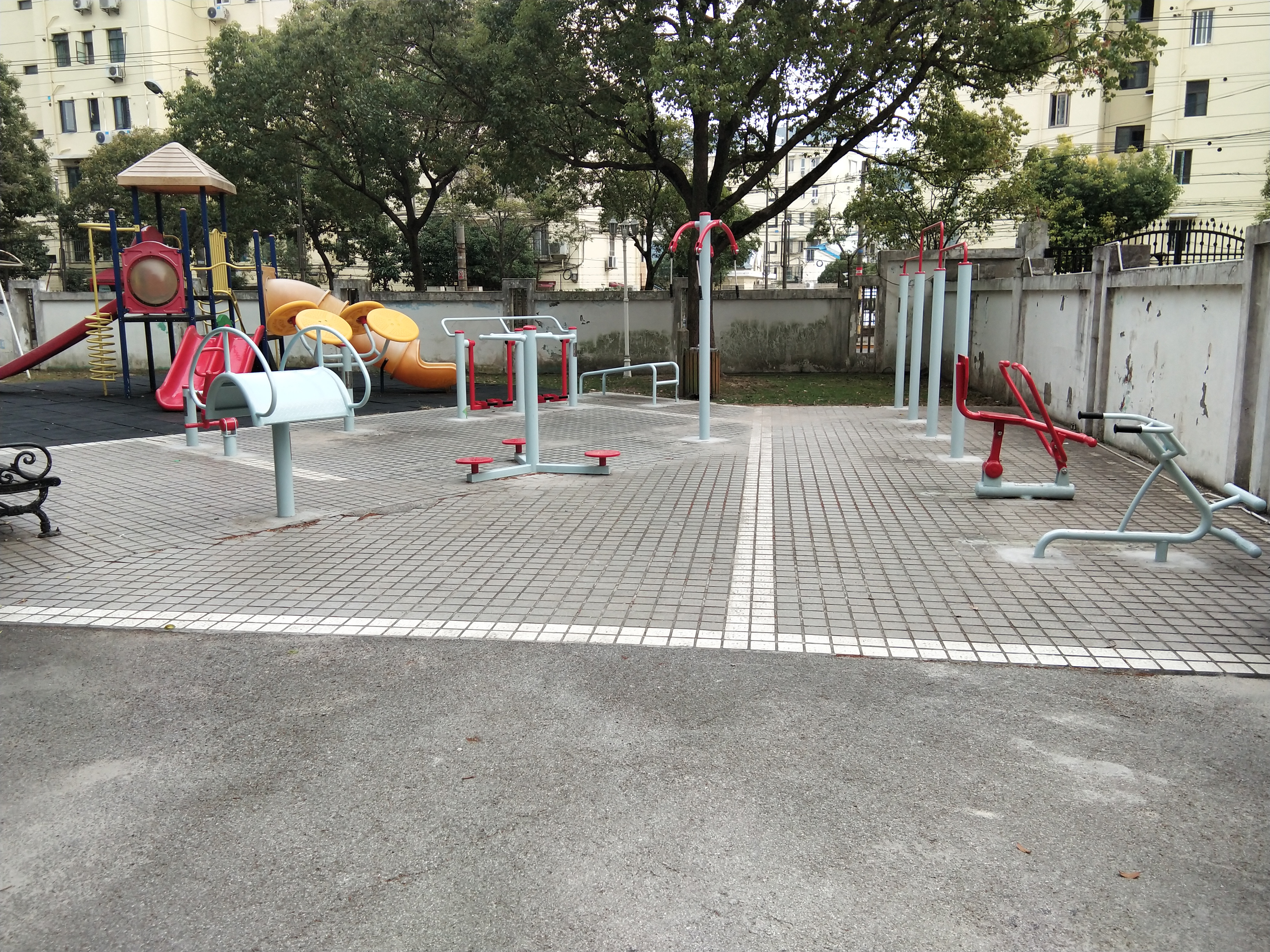 天池居委健身點