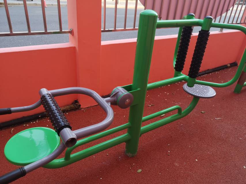 互動式坐蹬推拉訓練器