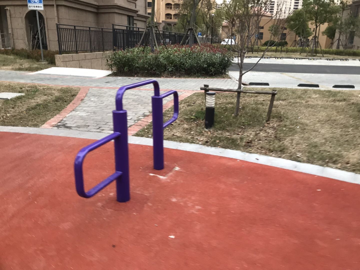 彈振壓腿器