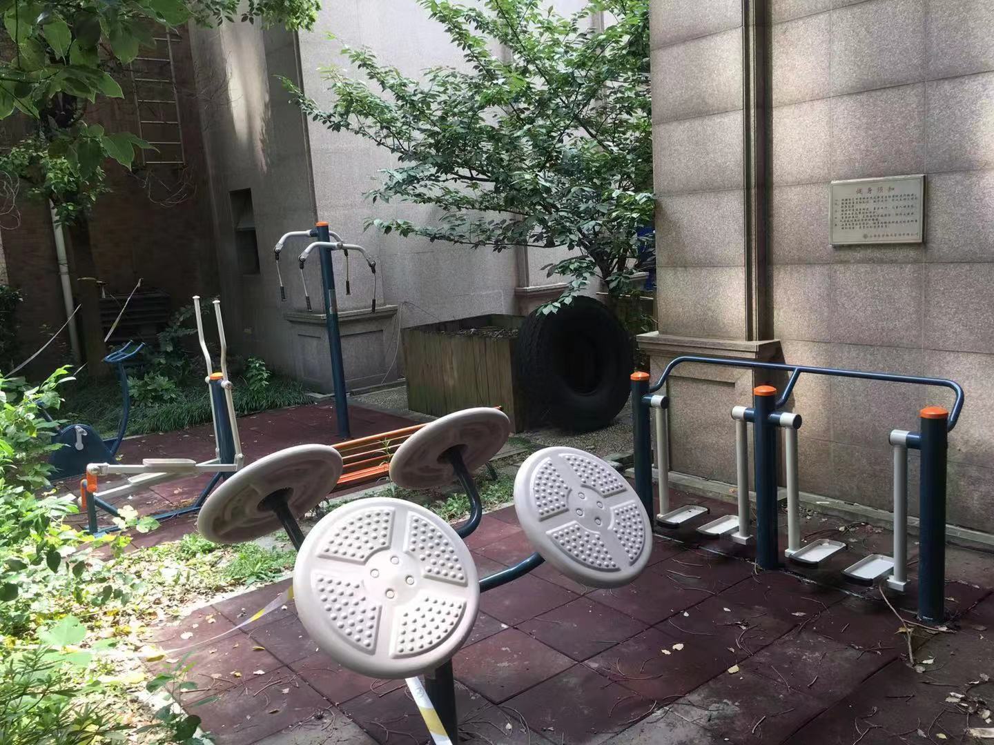 靜安區(qū)寶山路街道三寶居委健身點(永興路99弄)