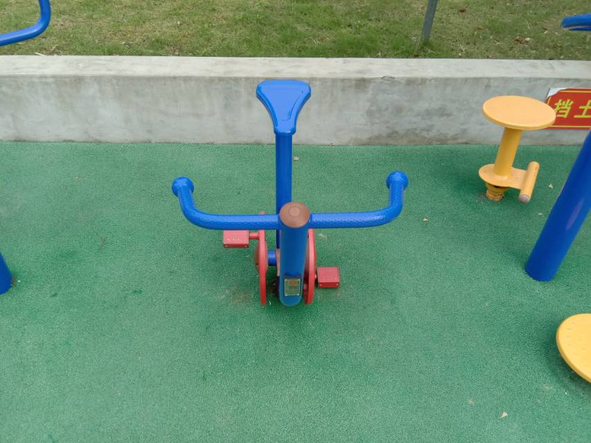 直立健身車