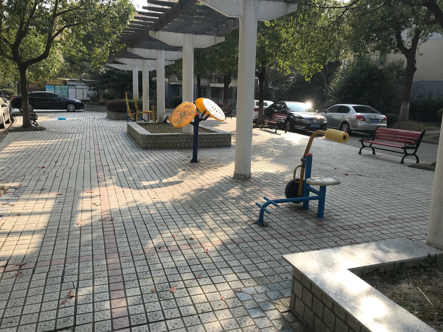 東港一居思凡馨苑1056弄（施灣三路1056弄）健身路徑