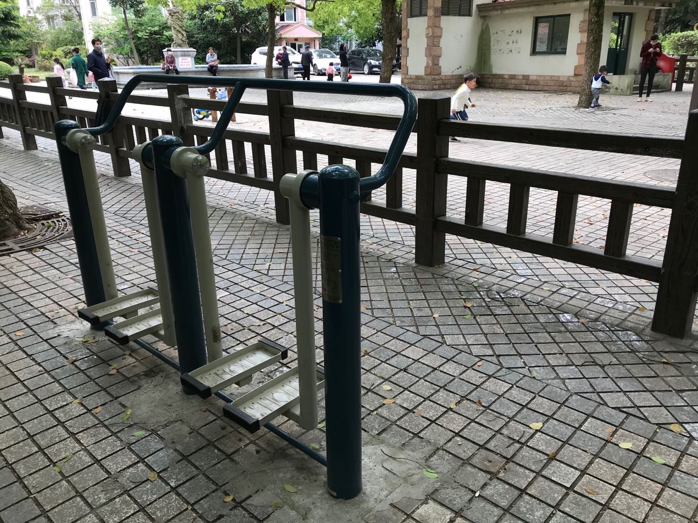 二位太空漫步機(jī)