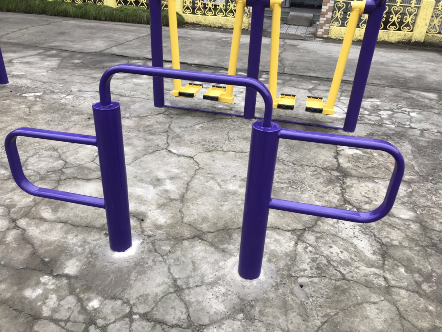 彈振壓腿器