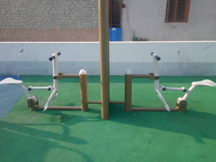 雙位健騎機