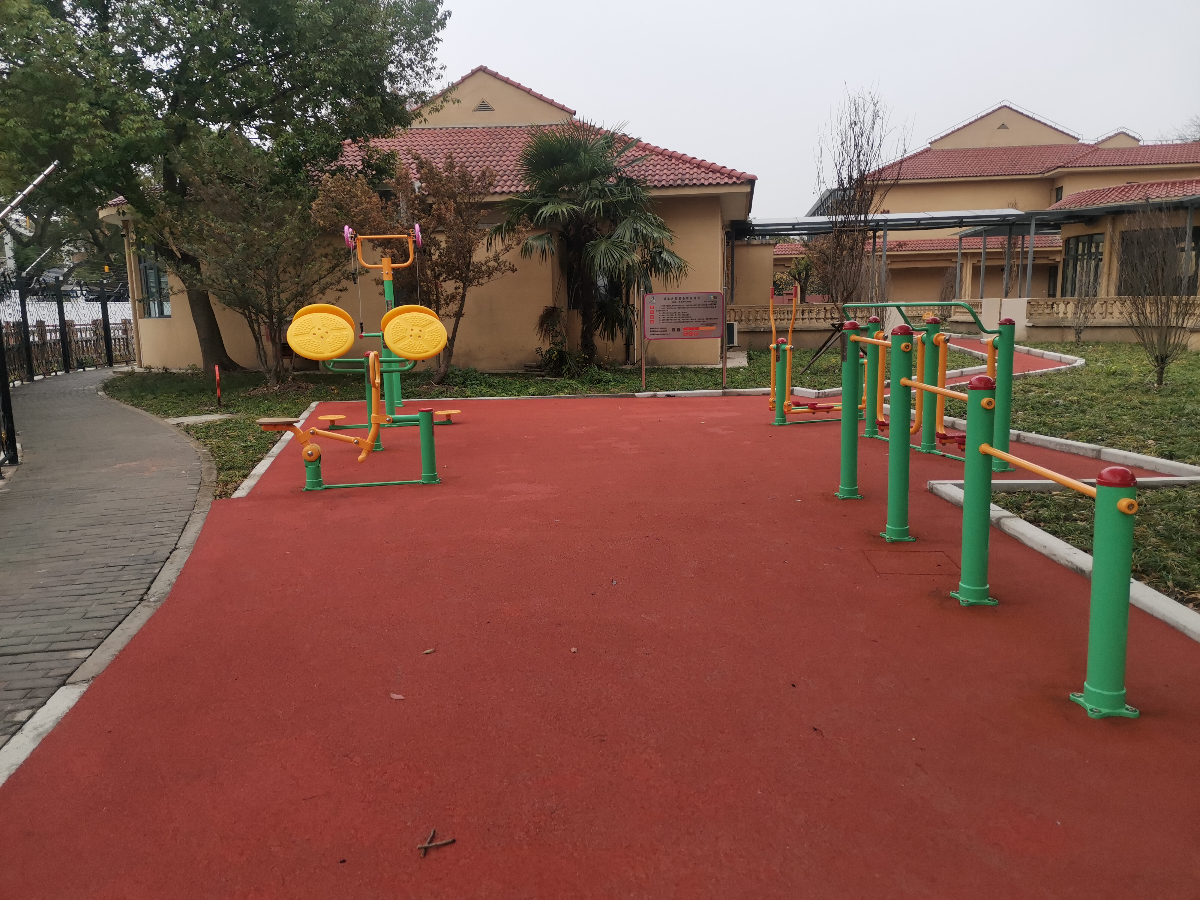 鎮(zhèn)敬老院居委健身苑點