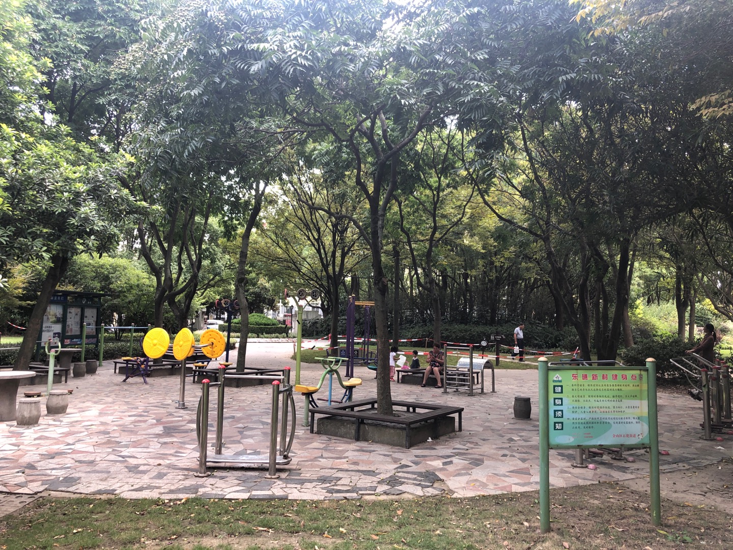 東礁二居委東礁花苑市民益智健身點(diǎn)