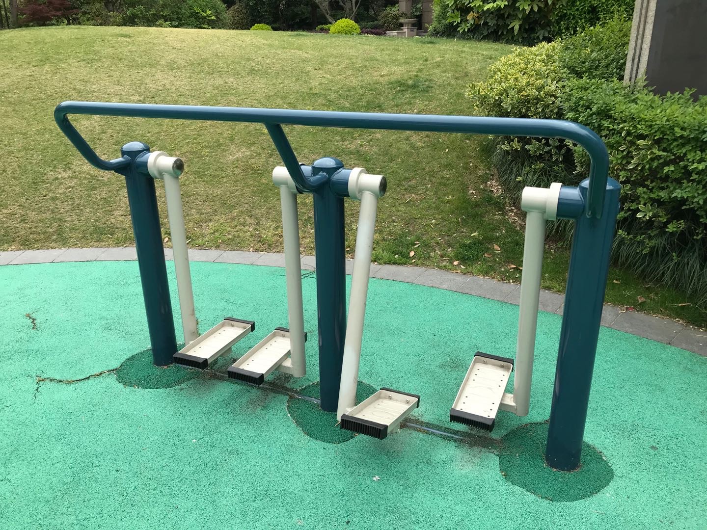 二位太空漫步機(jī)
