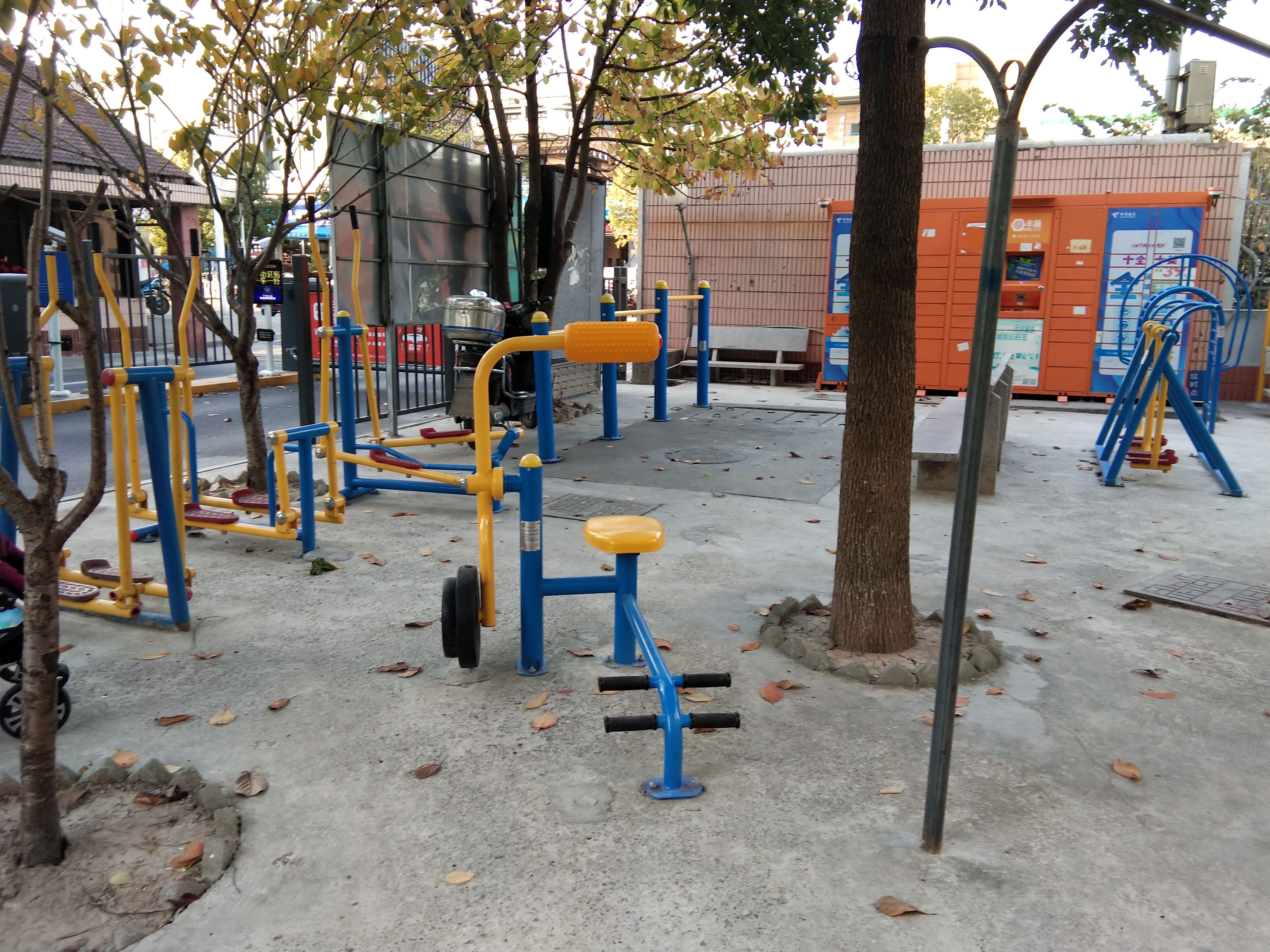 申華公寓小區(qū)健身點