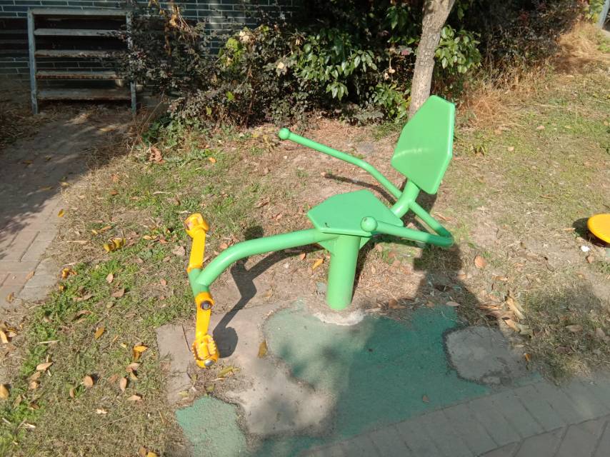 斜躺健身車