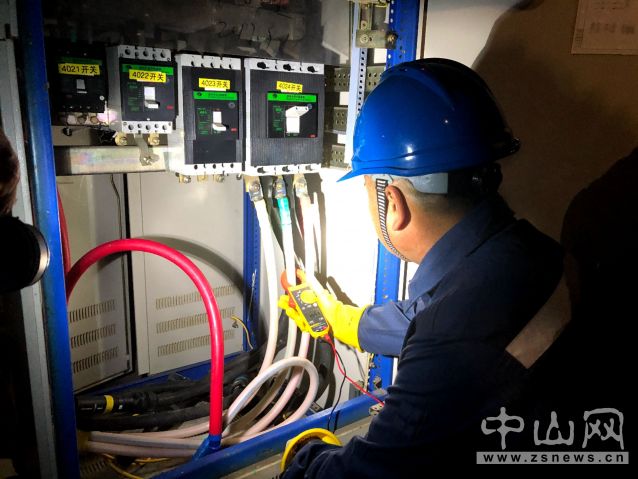中山南朗供電分局運(yùn)維人員夜巡檢查設(shè)備。吳琪琪 攝.jpg