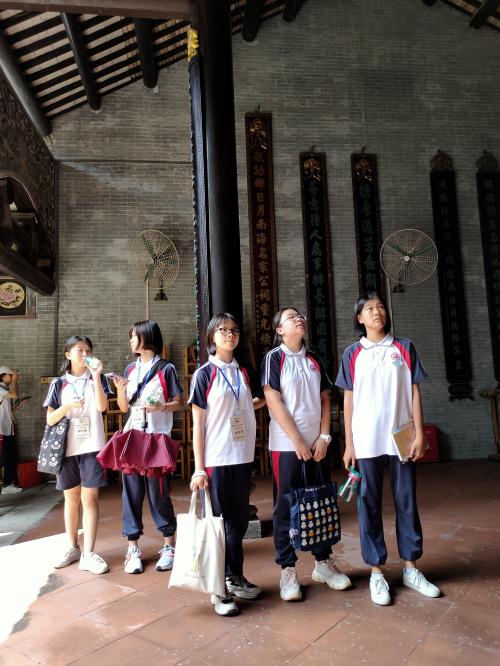 學(xué)生們無(wú)一不被招氏五世祠精美淳樸的古建筑群深深吸引著。.jpg