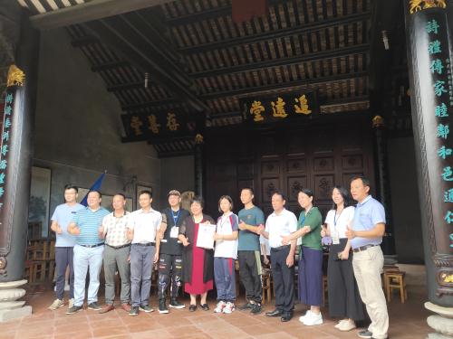 溶洲村黨委書記、村委會(huì)主任羅遠(yuǎn)楊，溶洲村“兩委”干部、南莊中學(xué)余燕瓊校長(zhǎng)等為溶洲優(yōu)秀學(xué)子招芷晴頒發(fā)“文學(xué)新星”獎(jiǎng)項(xiàng)。羅遠(yuǎn)楊書記勉勵(lì)學(xué)子要緊緊圍繞美麗鄉(xiāng)村建設(shè)和自然生態(tài)、人文歷史等方面進(jìn)行采風(fēng)，精雕細(xì)琢，創(chuàng)作出一批膾炙人口的文學(xué)作品，書寫淳美溶洲。.jpg